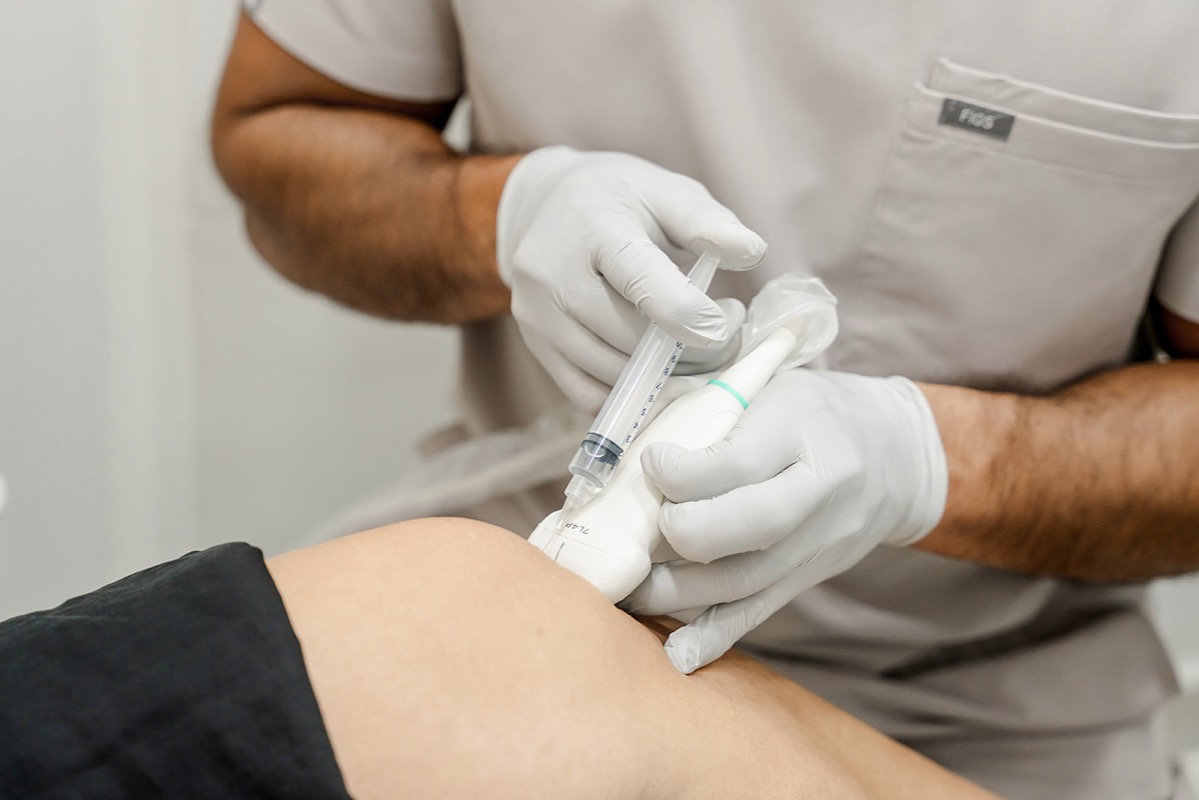 Ultrasound-guided knee stem cell infiltration at Regeneris clinic in Cancún