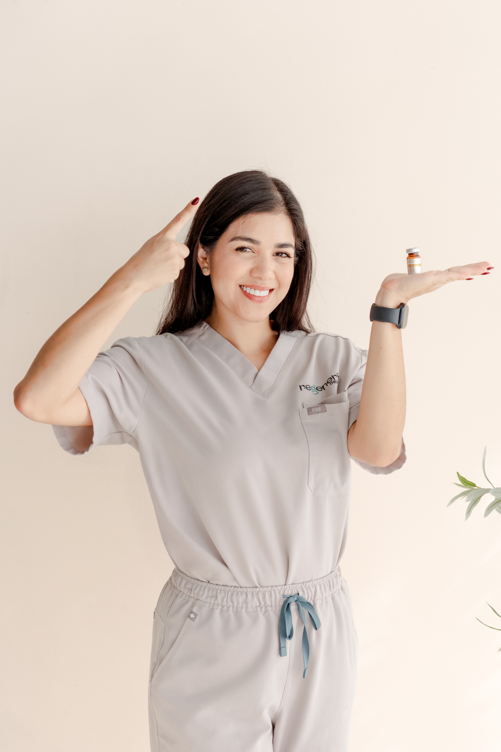 Clinician explaining stem cell treatment at Regeneris