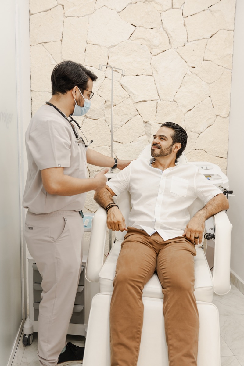 Medical consultation to evaluate regenerative knee treatment at Regeneris clinic in Cancún